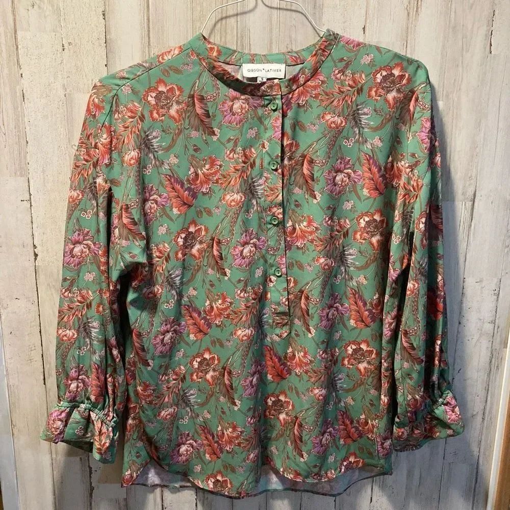 Blouse beautiful  Floral design by Gibson Latimer size small￼